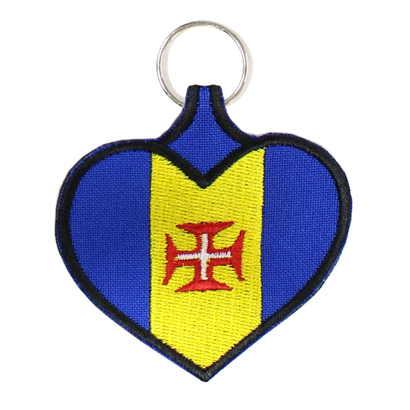 Porta-chaves Bordado Forma de Coração com Bandeira Região da Madeira.