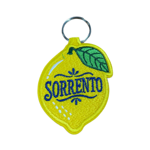 Porta-chaves bordado com design em formato de limão, inspirado na cidade de Sorrento, em Itália.